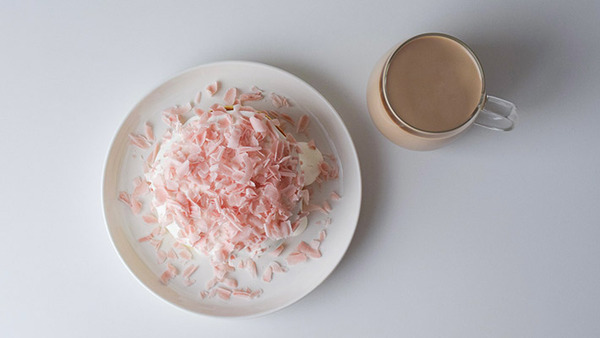 「桜の花びらをイメージしました」　パンケーキの上を見ると…？