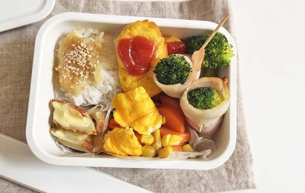 弁当作りに困ったらコレ！　カップを６つ用意して…「いいこと知った」「試します」