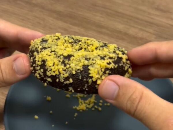 ミスドの『透明な紙』、正しく使えてる？　クルッとすると…　「食べやすい」