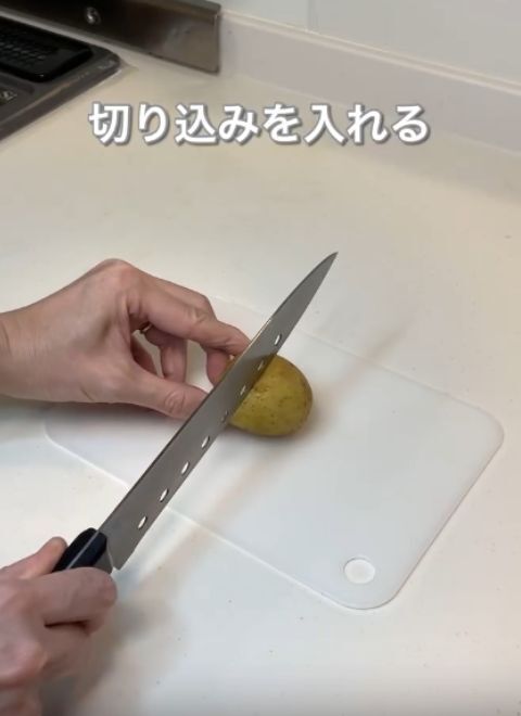 面倒なジャガイモの皮むきが一瞬で終わる！　簡単テクに「もっと早く知りたかった」