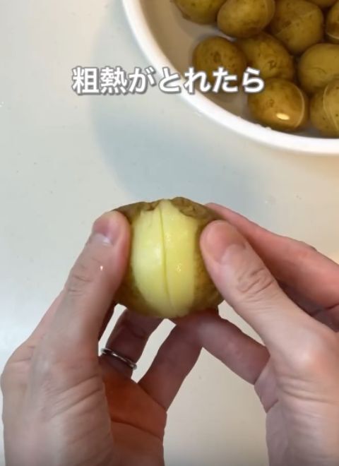 面倒なジャガイモの皮むきが一瞬で終わる！　簡単テクに「もっと早く知りたかった」
