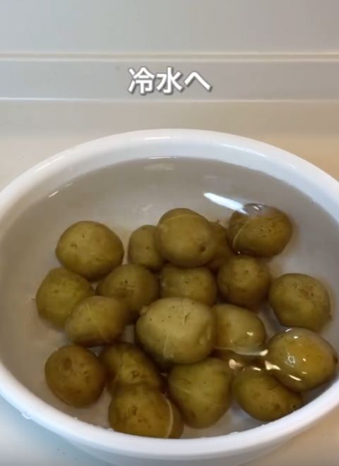面倒なジャガイモの皮むきが一瞬で終わる！　簡単テクに「もっと早く知りたかった」