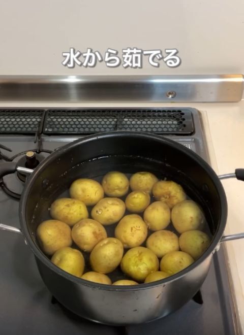 面倒なジャガイモの皮むきが一瞬で終わる！　簡単テクに「もっと早く知りたかった」