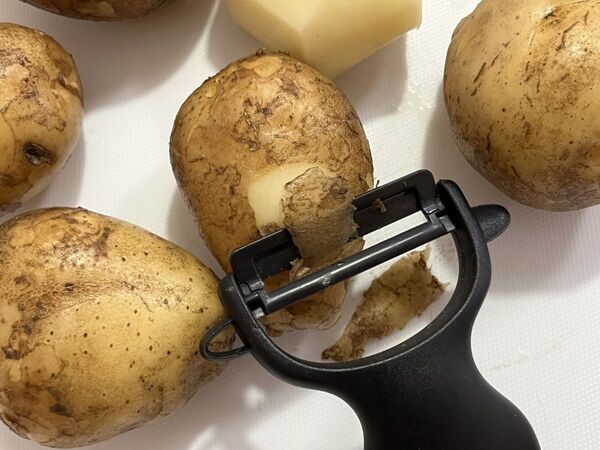 面倒なジャガイモの皮むきが一瞬で終わる！　簡単テクに「もっと早く知りたかった」