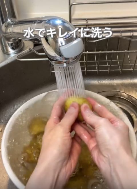 面倒なジャガイモの皮むきが一瞬で終わる！　簡単テクに「もっと早く知りたかった」