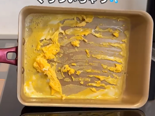 「そんな手があったとは」　卵焼きがくっ付くフライパンを、身近なあの道具で？
