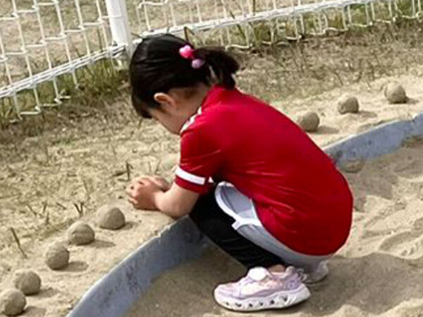 砂場で遊ぶ５歳娘　何を作ったのかと思ったら…「天才だろ」「もはや芸術ですね」