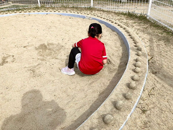 砂場で遊ぶ５歳娘　何を作ったのかと思ったら…「天才だろ」「もはや芸術ですね」