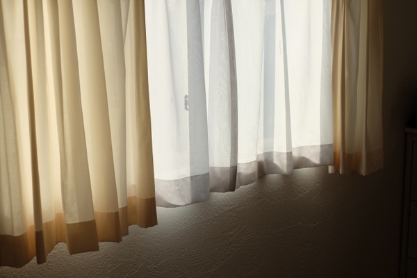 カーテンを洗うならネットに入れる？そのまま？　正解に「次から気を付ける」