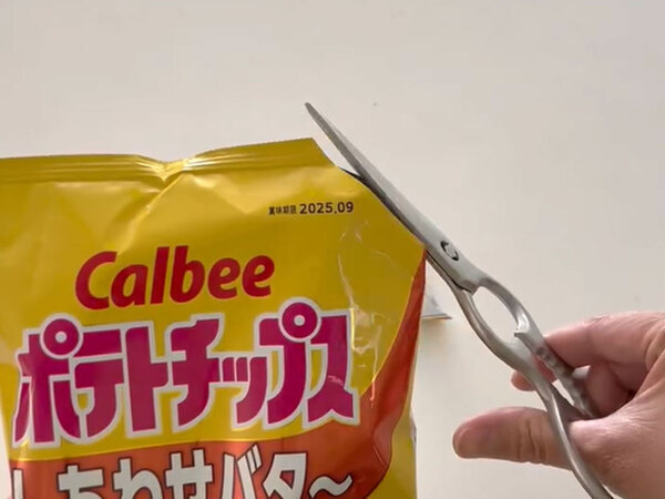 袋の角を切り落としたら…　手が汚れない食べ方に「この発想はなかった」「子供に教えたい」