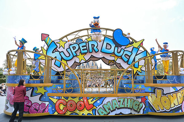 ダッフィー２０周年のイベント、ドナルドが主役のパレードが開始！　一石三鳥のお土産も