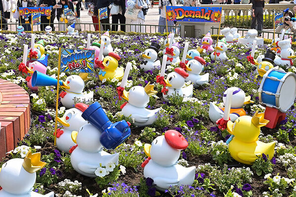 ダッフィー２０周年のイベント、ドナルドが主役のパレードが開始！　一石三鳥のお土産も
