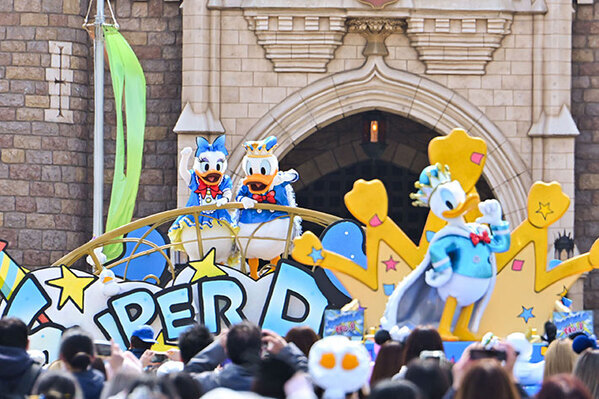 ダッフィー２０周年のイベント、ドナルドが主役のパレードが開始！　一石三鳥のお土産も