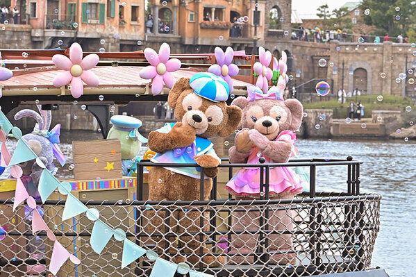 ダッフィー２０周年のイベント、ドナルドが主役のパレードが開始！　一石三鳥のお土産も