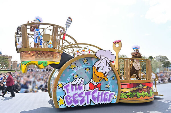 ダッフィー２０周年のイベント、ドナルドが主役のパレードが開始！　一石三鳥のお土産も