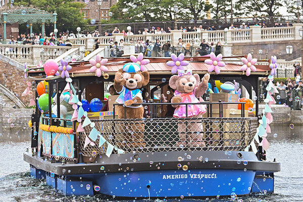 ダッフィー２０周年のイベント、ドナルドが主役のパレードが開始！　一石三鳥のお土産も