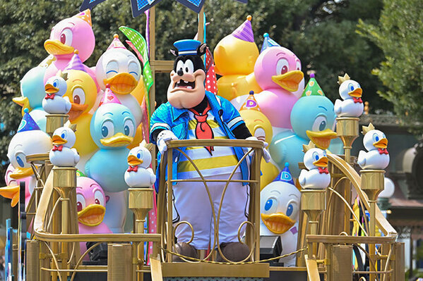 ダッフィー２０周年のイベント、ドナルドが主役のパレードが開始！　一石三鳥のお土産も