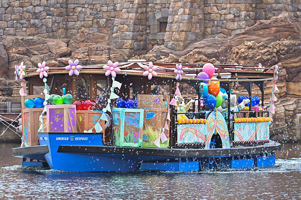 ダッフィー２０周年のイベント、ドナルドが主役のパレードが開始！　一石三鳥のお土産も