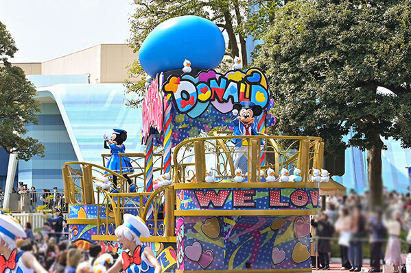 ダッフィー２０周年のイベント、ドナルドが主役のパレードが開始！　一石三鳥のお土産も