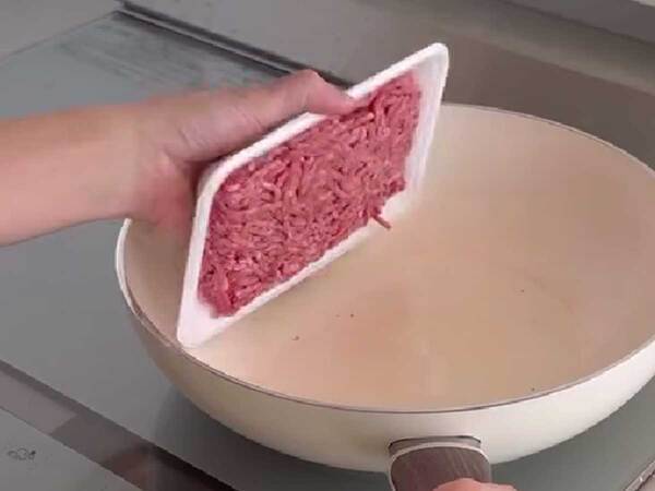 パックのままドーン！　斬新なハンバーグの作り方に「絶対やる！」「これは助かる」