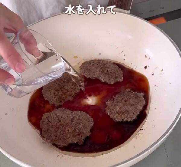 パックのままドーン！　斬新なハンバーグの作り方に「絶対やる！」「これは助かる」