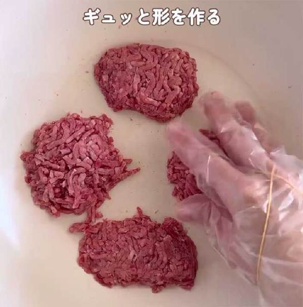 パックのままドーン！　斬新なハンバーグの作り方に「絶対やる！」「これは助かる」