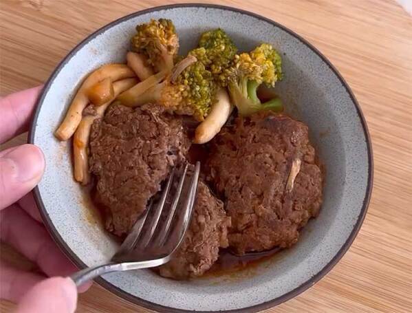 パックのままドーン！　斬新なハンバーグの作り方に「絶対やる！」「これは助かる」