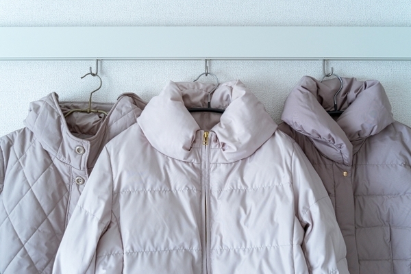 クリーニングの後はビニールは外す？外さない？　衣類の正しい保管方法に「なるほど」