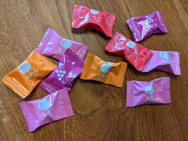 バラバラになるのを防ぐ！　開封した『あめの袋』を持ち運ぶ方法に「次やってみる」「驚き」