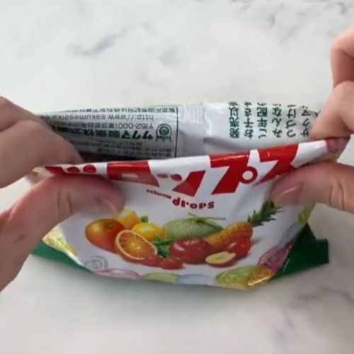 バラバラになるのを防ぐ！　開封した『あめの袋』を持ち運ぶ方法に「次やってみる」「驚き」