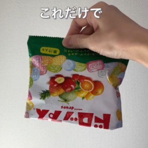 バラバラになるのを防ぐ！　開封した『あめの袋』を持ち運ぶ方法に「次やってみる」「驚き」