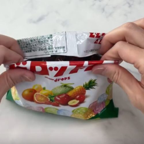 バラバラになるのを防ぐ！　開封した『あめの袋』を持ち運ぶ方法に「次やってみる」「驚き」