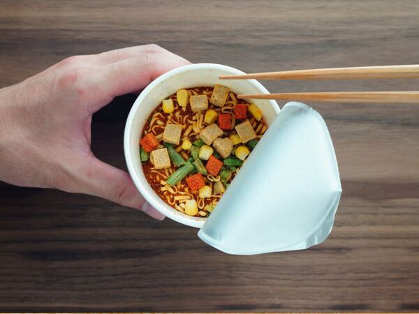 『カップ麺のふた』が勝手に開かない！　道具不要の裏技が「すごい」