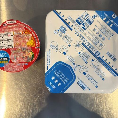 『カップ麺のふた』が勝手に開かない！　道具不要の裏技が「すごい」