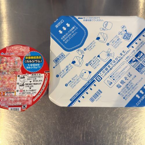 『カップ麺のふた』が勝手に開かない！　道具不要の裏技が「すごい」
