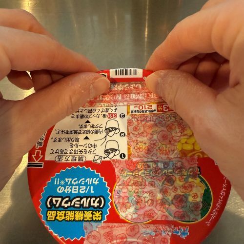 『カップ麺のふた』が勝手に開かない！　道具不要の裏技が「すごい」
