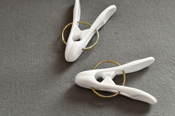 洗濯ばさみを絆創膏で巻いてみて！　メリットに「試してみる価値あり」