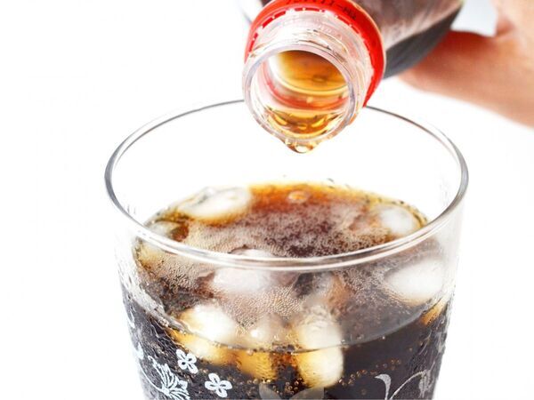 炭酸をコップに注ぐなら試してみて！　氷を入れる前に…　「驚き」「毎回やる」