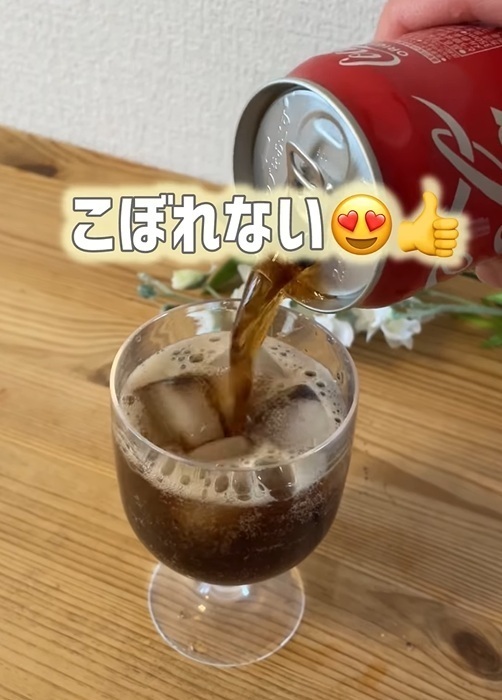 炭酸をコップに注ぐなら試してみて！　氷を入れる前に…　「驚き」「毎回やる」
