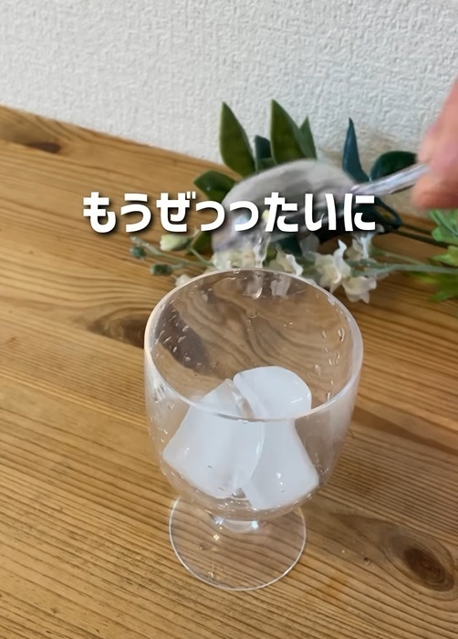 炭酸をコップに注ぐなら試してみて！　氷を入れる前に…　「驚き」「毎回やる」