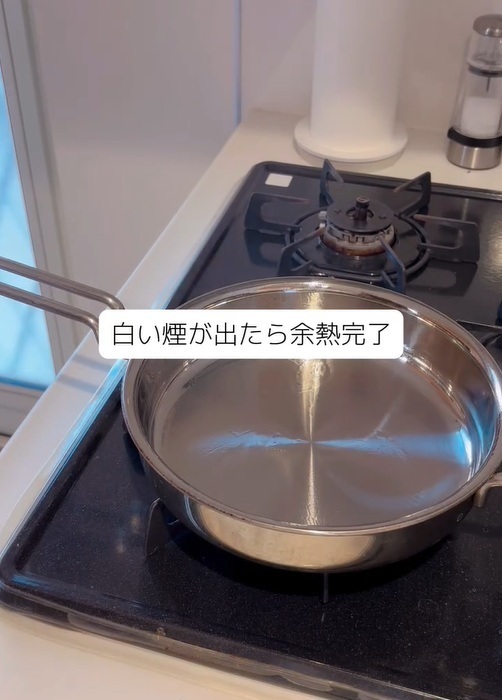 ステンレスフライパンに食材がくっ付いてイライラ…　解決策に「たったそれだけで？」