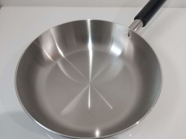 ステンレスフライパンに食材がくっ付いてイライラ…　解決策に「たったそれだけで？」