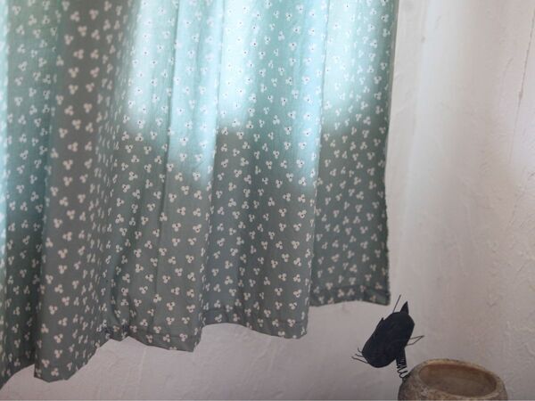 部屋を広く見せるカーテンは何色？　上手な選び方に「盲点でした」