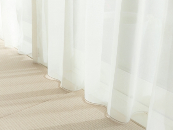 部屋を広く見せるカーテンは何色？　上手な選び方に「盲点でした」