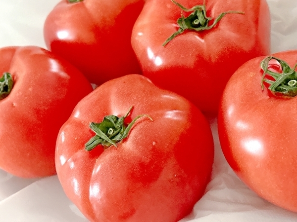 トマトを保存する時はヘタが上？下？　正解に「マジか」「勘違いしてた」