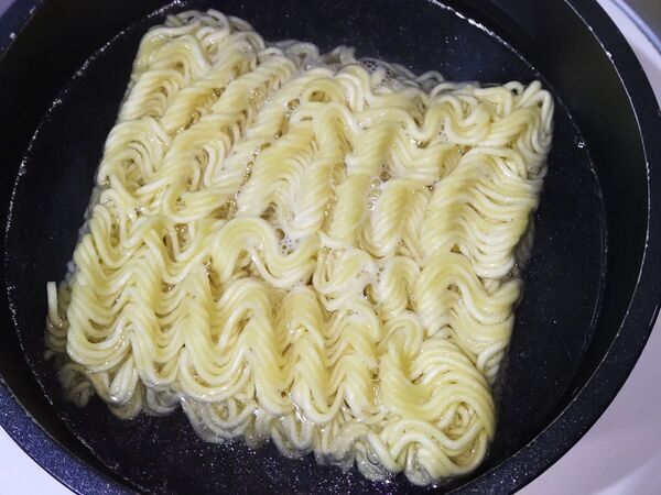 まだ袋麺をゆでてるの？　鍋不要の簡単調理法に「その手があったなんて！」