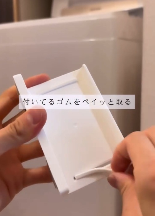 洗濯機脇に設置するだけで立派な収納スペースに！　１００均活用テクに「お見事」