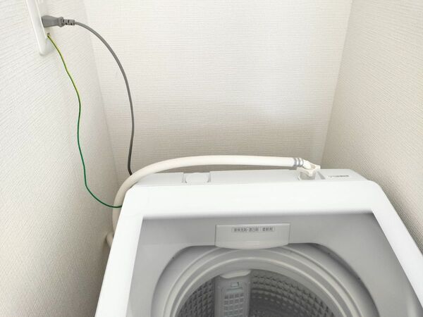 洗濯機脇に設置するだけで立派な収納スペースに！　１００均活用テクに「お見事」