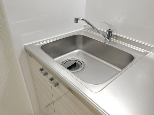 シンク上のデッドスペースが大変身！　１００均アイテムで水切り棚を作る裏技