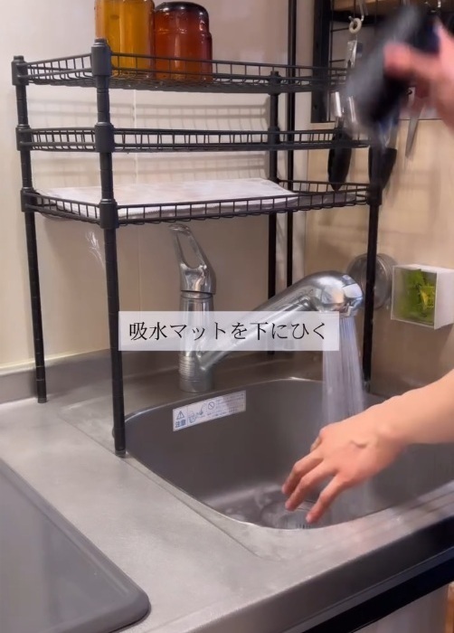 シンク上のデッドスペースが大変身！　１００均アイテムで水切り棚を作る裏技